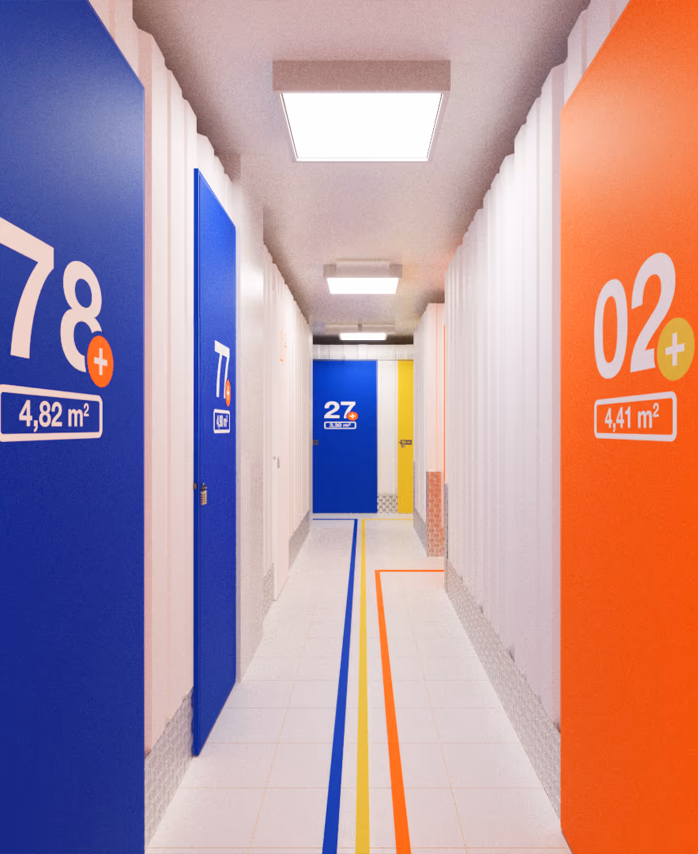 Pasillo de trasteros AticPlus con puertas azules y naranjas numeradas