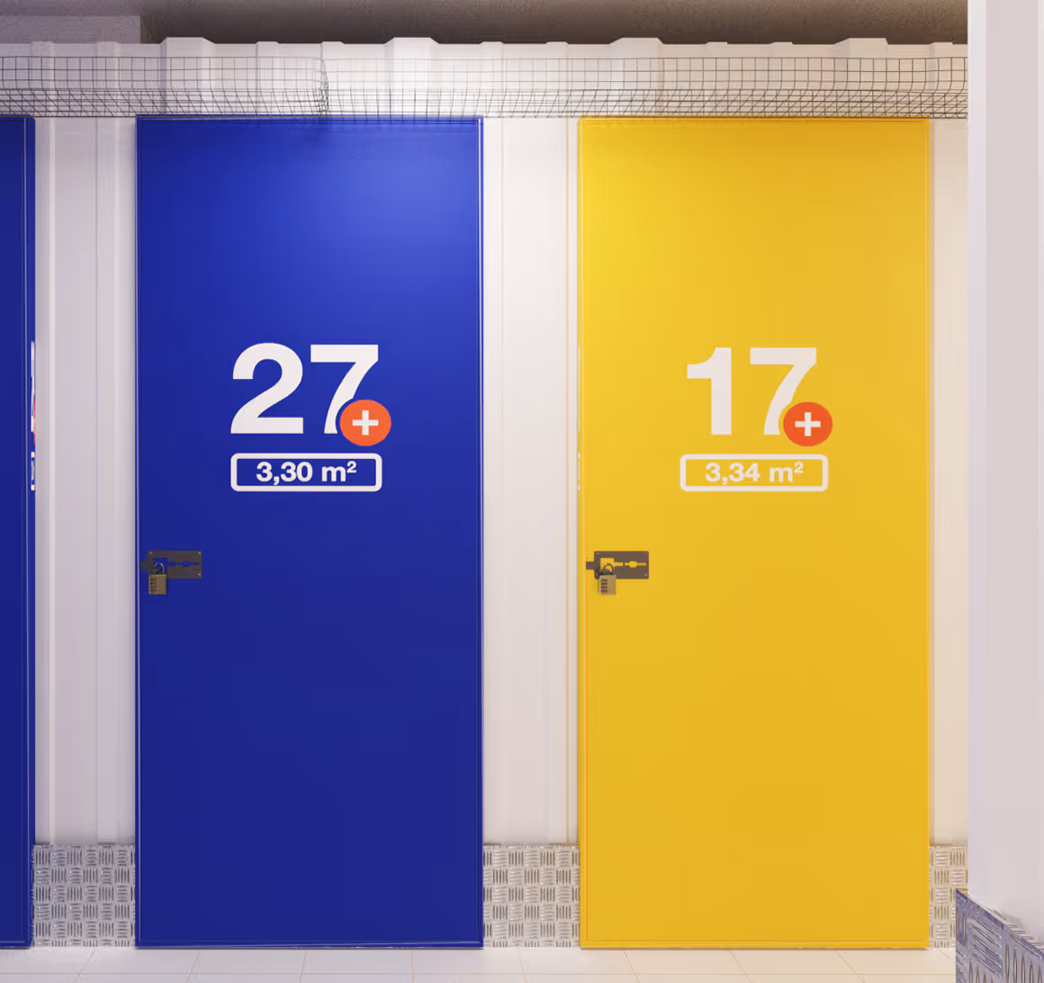 Puertas numeradas 27 y 17 de los trasteros AticPlus
