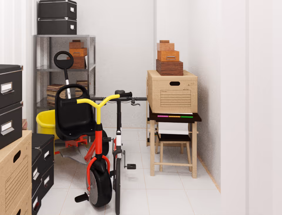 Interior de un trastero AticPlus con cajas y objetos almacenados